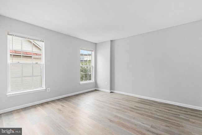 Building Photo - 2752 Manhattan Pl