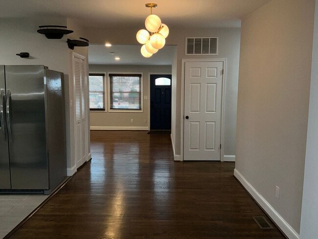 Building Photo - Fully updated 4BR 3BA single family rambler in Twinbrook Forest