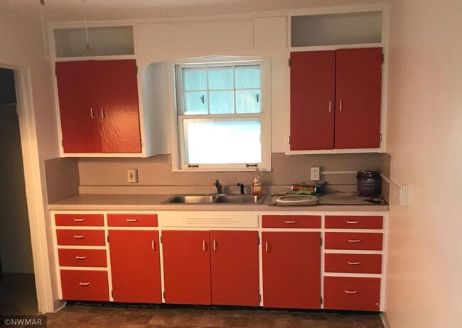 Building Photo - 2 Bedroom Home