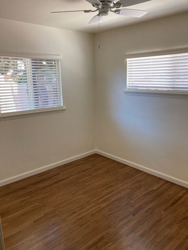 Building Photo - JUST REMODELED - 3 BEDROOM 1 BATH HOME IN ...
