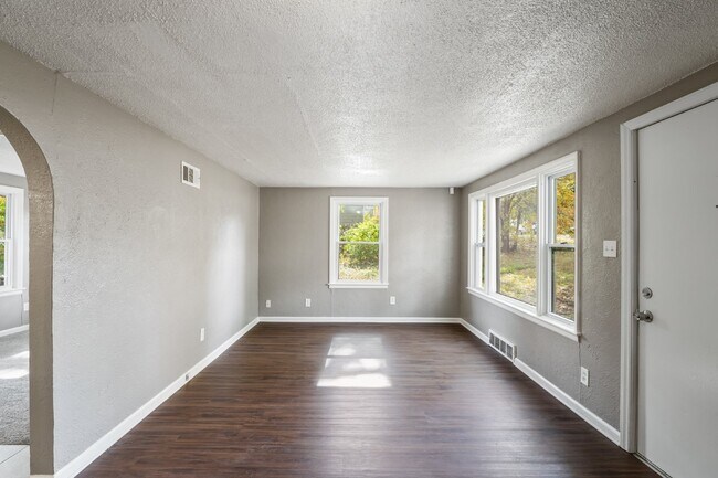 Building Photo - Charming 2 Bedroom Home in KCK! First Month Rent Free!