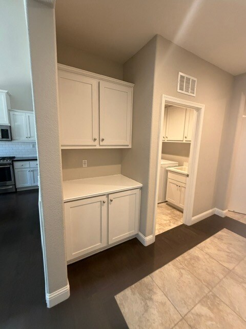 Building Photo - Gorgeous 3 Bedroom 3 Bathroom Plus Loft Area Home