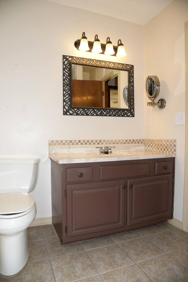 Building Photo - 1129 Troon Dr E