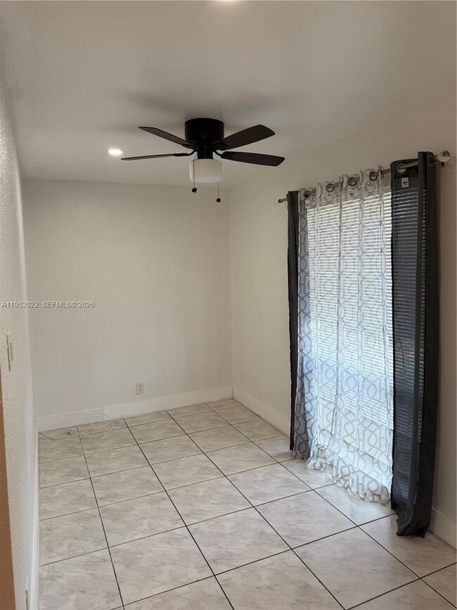 Building Photo - 824 SW 12th Ct