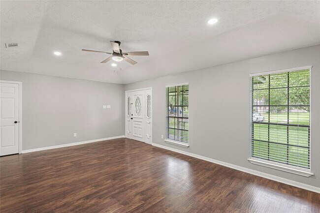 Building Photo - 8402 Pine Shores Dr