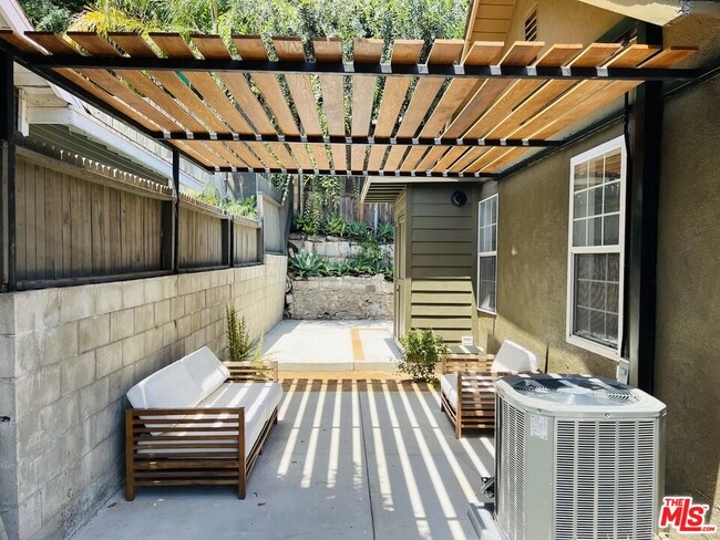 Building Photo - 3815 Fernwood Ave
