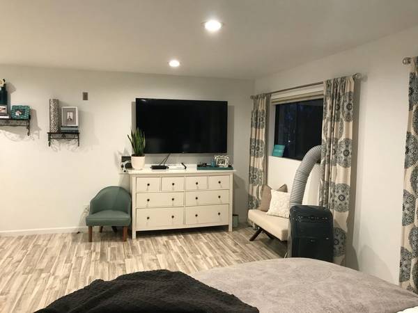Huge Master Bedroom - 2609 Pico Pl