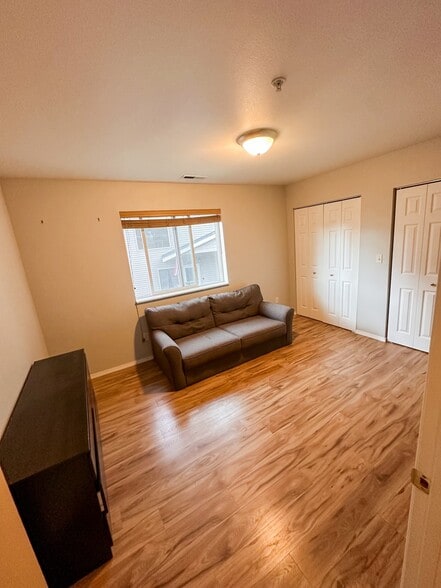 room 2 - 1528 E 7th Ave