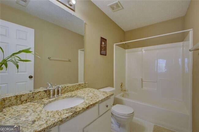 Building Photo - 2820 Northcliff Dr