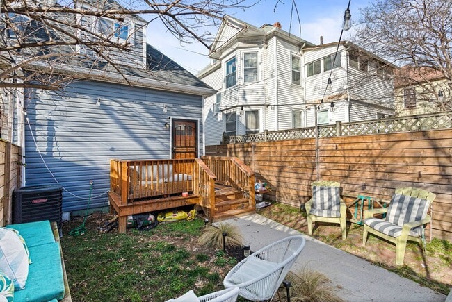 Building Photo - Amazing Anacostia Abode!