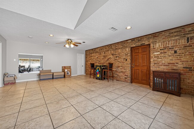 Building Photo - 1910 Claiborne Dr