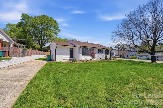 Building Photo - 2301 Shamrock Dr