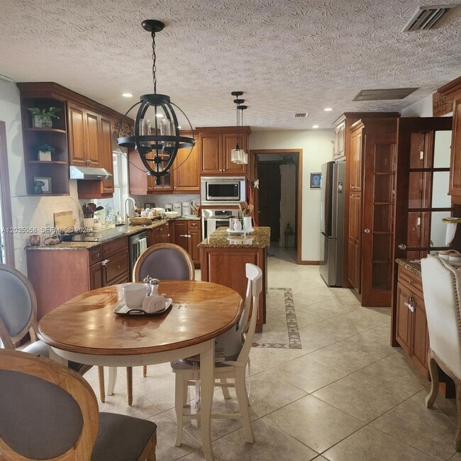 Building Photo - 6101 Palmetto Dr