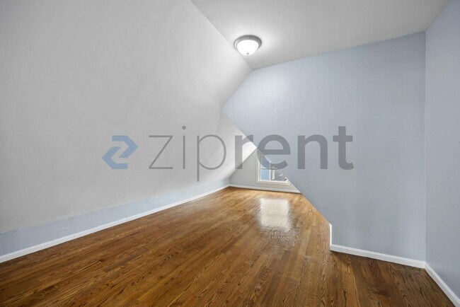 Building Photo - 92 Maple St