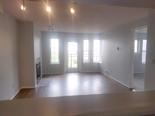 Building Photo - Gorgeous 1BDR in the heart of Queen Anne!