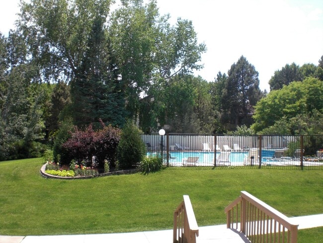 Building Photo - Bright Two Bedroom Condo at Powderhorn