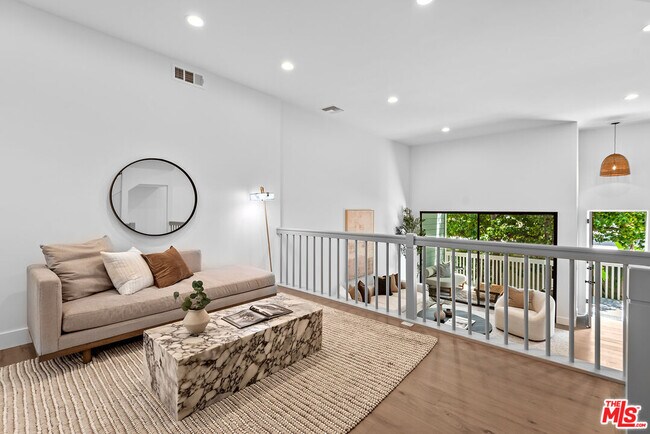 Building Photo - 3516 Vía Dolce