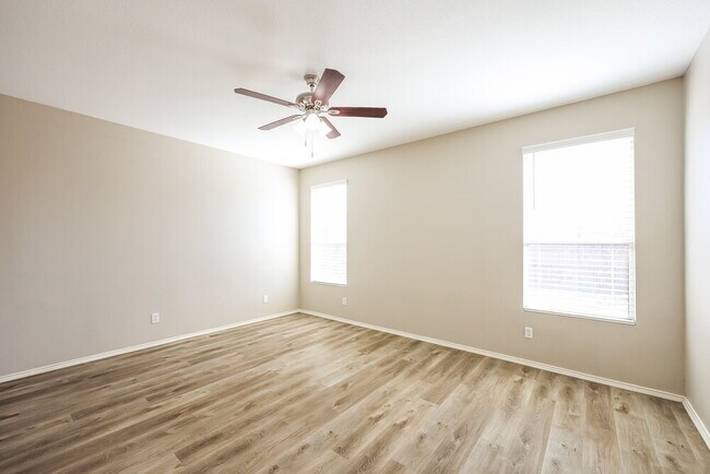 Building Photo - 200 Rustic Acres