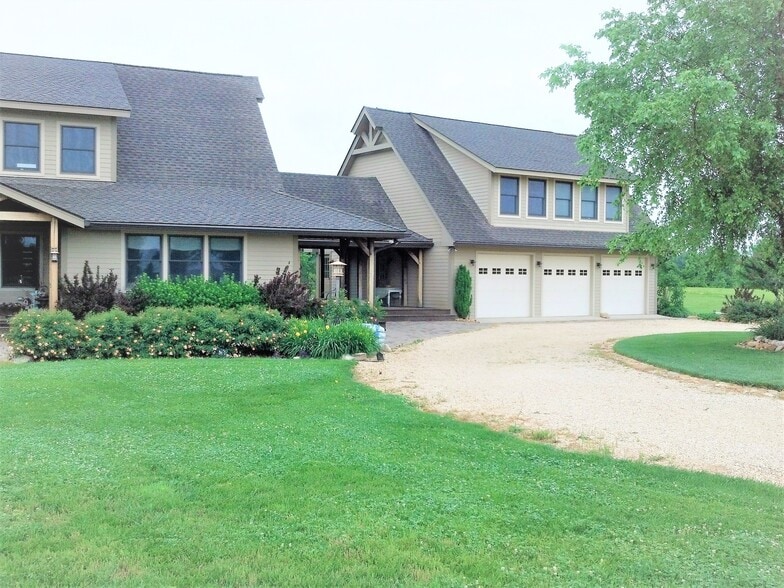 Front of Garage Apt - 49730 Diamond Ln