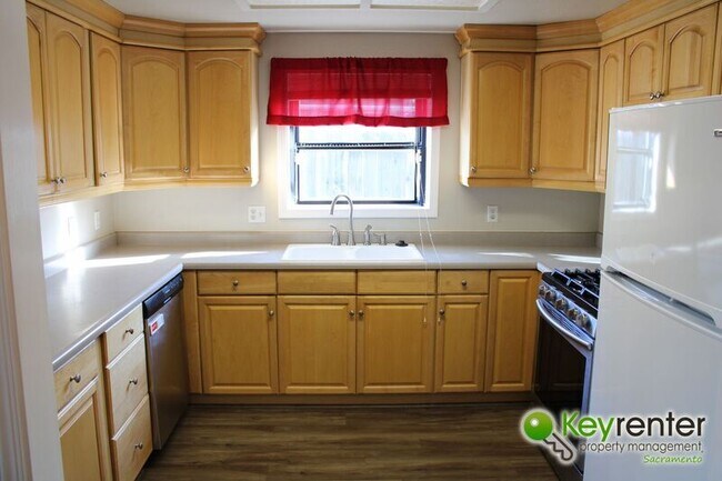 Building Photo - 3414 Surrey Ct