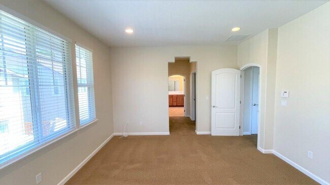 Building Photo - Concord Beautiful 4 bedroom 2.5 bathroom h...