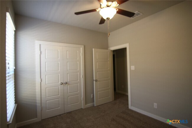 Building Photo - 542 Creekside Frst