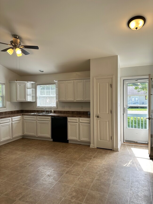 Building Photo - 702 Garfield Ave