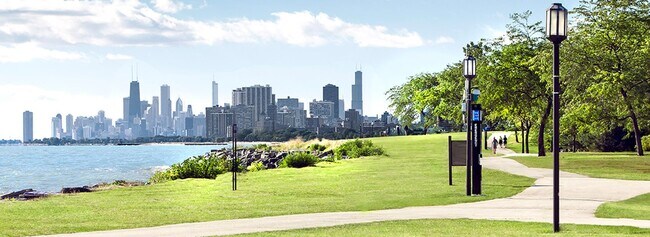 Building Photo - Recently Renovated East Rogers Park Garden...