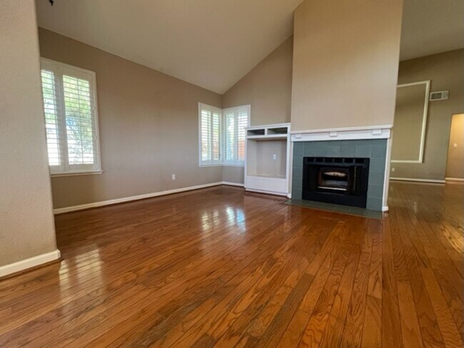 Building Photo - Charming 3 Bedroom 2 Bath with Large Backyard on Corner lot