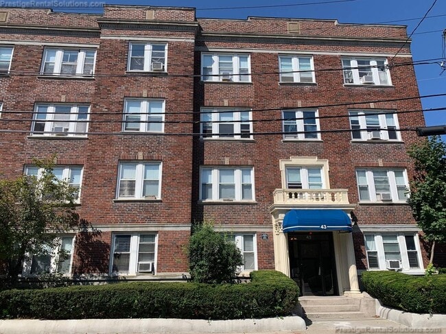 Building Photo - 47 Linden St