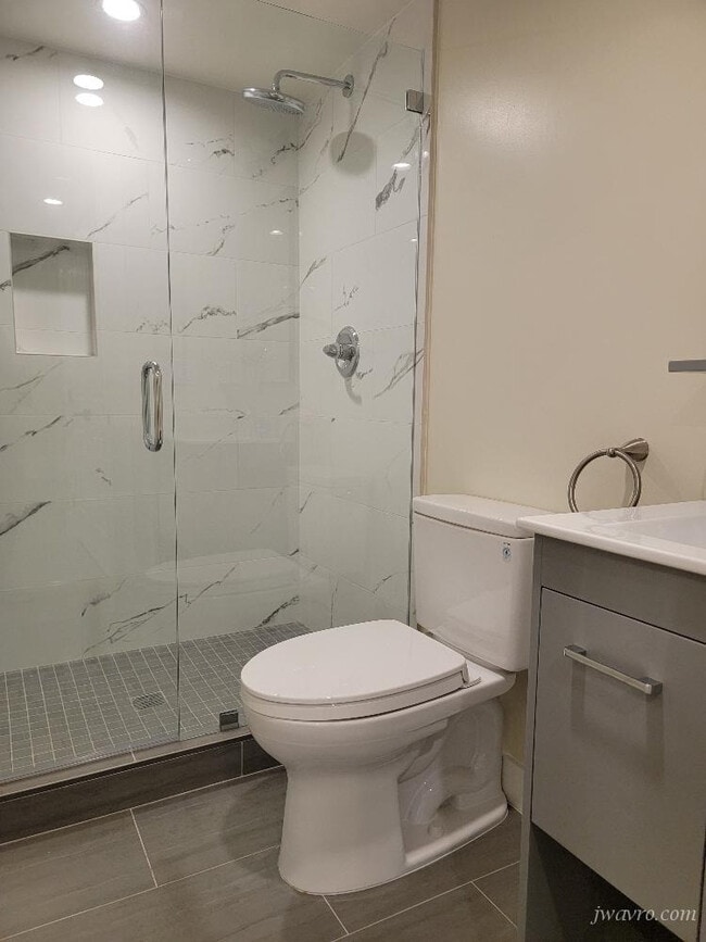 Building Photo - 164 Tiffany Ave