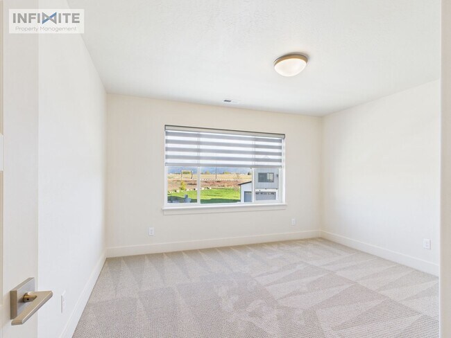 Building Photo - 3 Bedroom - Modern Comfort in a Peaceful Setting