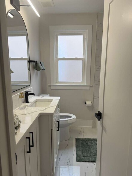 Building Photo - 4846 W Roscoe St