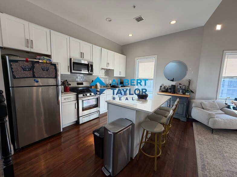 Building Photo - 92 Calumet St