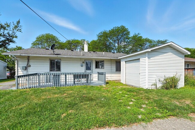 Building Photo - 3 bedroom home! **Move in special**