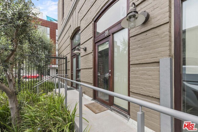 Building Photo - 940 E 2nd St