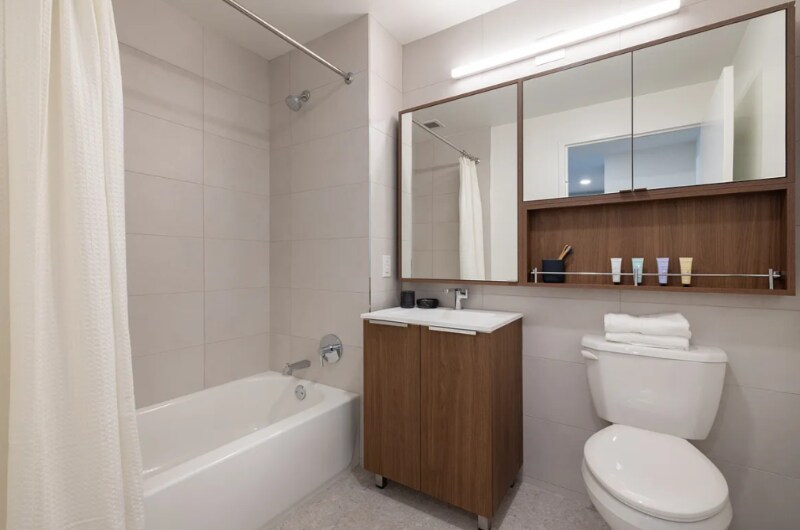 Building Photo - 405 W 206th St