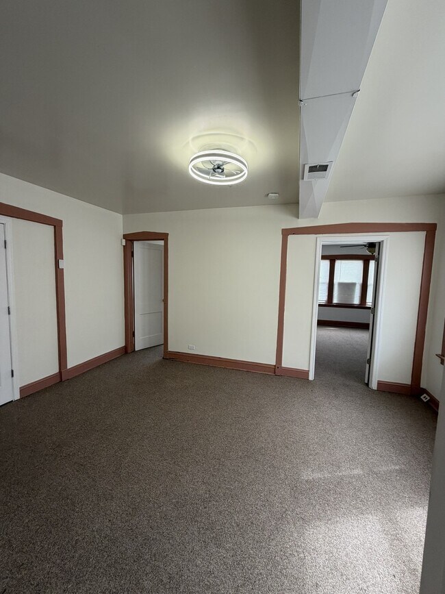 Building Photo - 7402 S Racine Ave