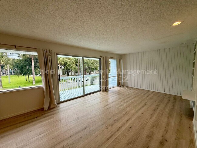 Building Photo - 222 7th St