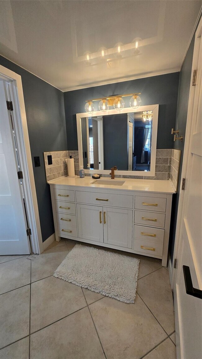 Building Photo - 300 Bayview Dr