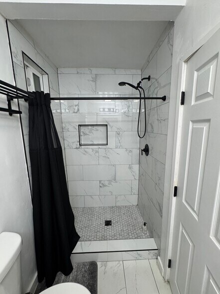 Building Photo - 6831 Hollenbeck St