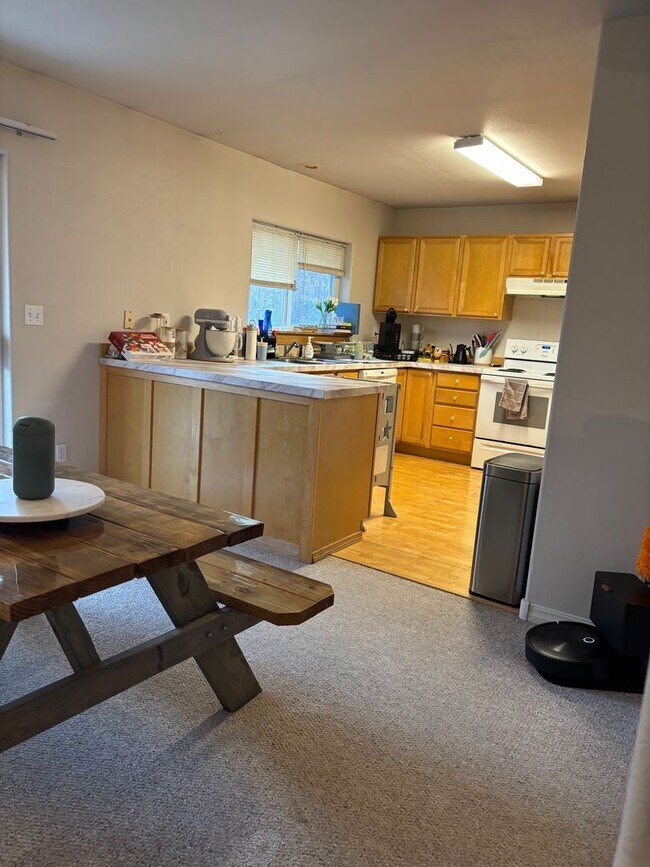 Building Photo - Beautiful house near walking trails and the hospital. Beautiful views of the Bridger Mountains