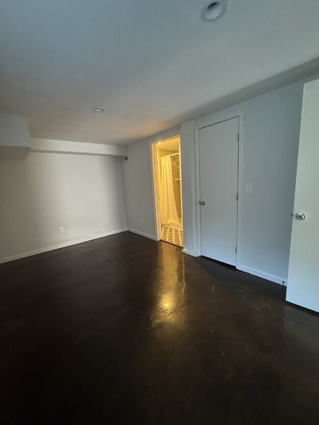 Building Photo - Charming 3 bedroom and 2 bathroom Cottage