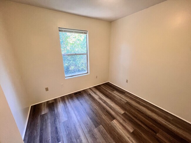 Building Photo - Blacksburg, 4 BR / 2.5 BA Townhouse, Available August