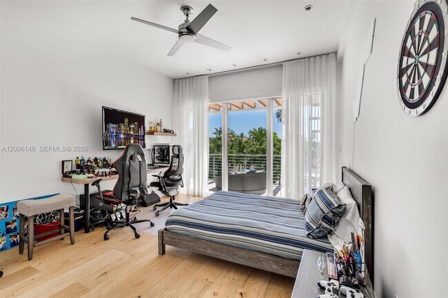 Building Photo - 230 W McIntyre St