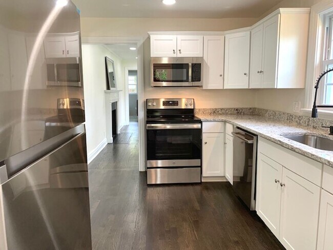 Building Photo - 4 Bedroom, 3 Bath Home w/  1 Car Garage