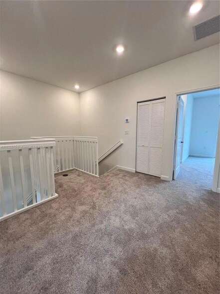 Building Photo - 714 SE 13th Ct