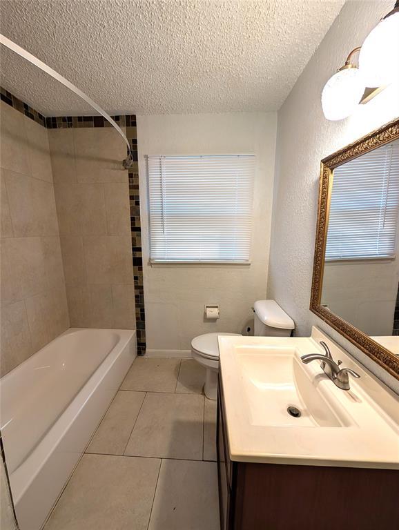 Building Photo - 2800 NE 17th St