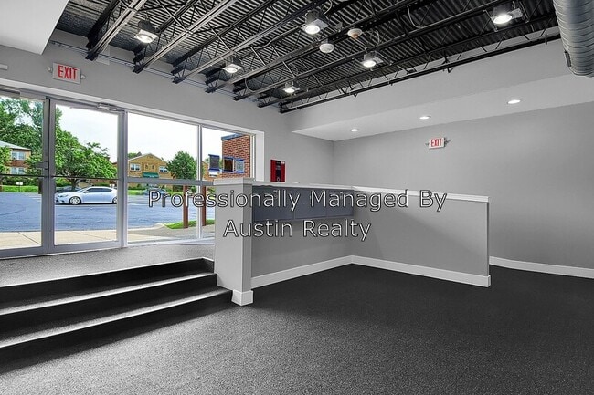Building Photo - 4650 Hampton Ave