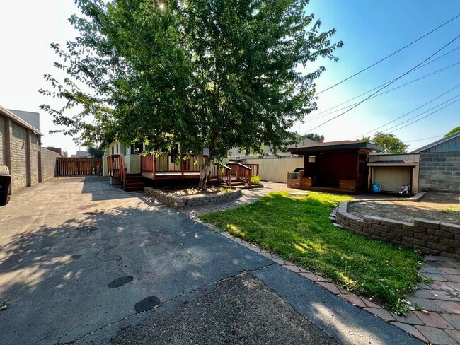 Building Photo - 604 S 12th Ave